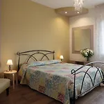 Spazioso appartamento con 3 camere e 2 bagni, super centrale!