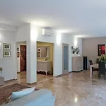 Spazioso appartamento con 3 camere e 2 bagni, super centrale!