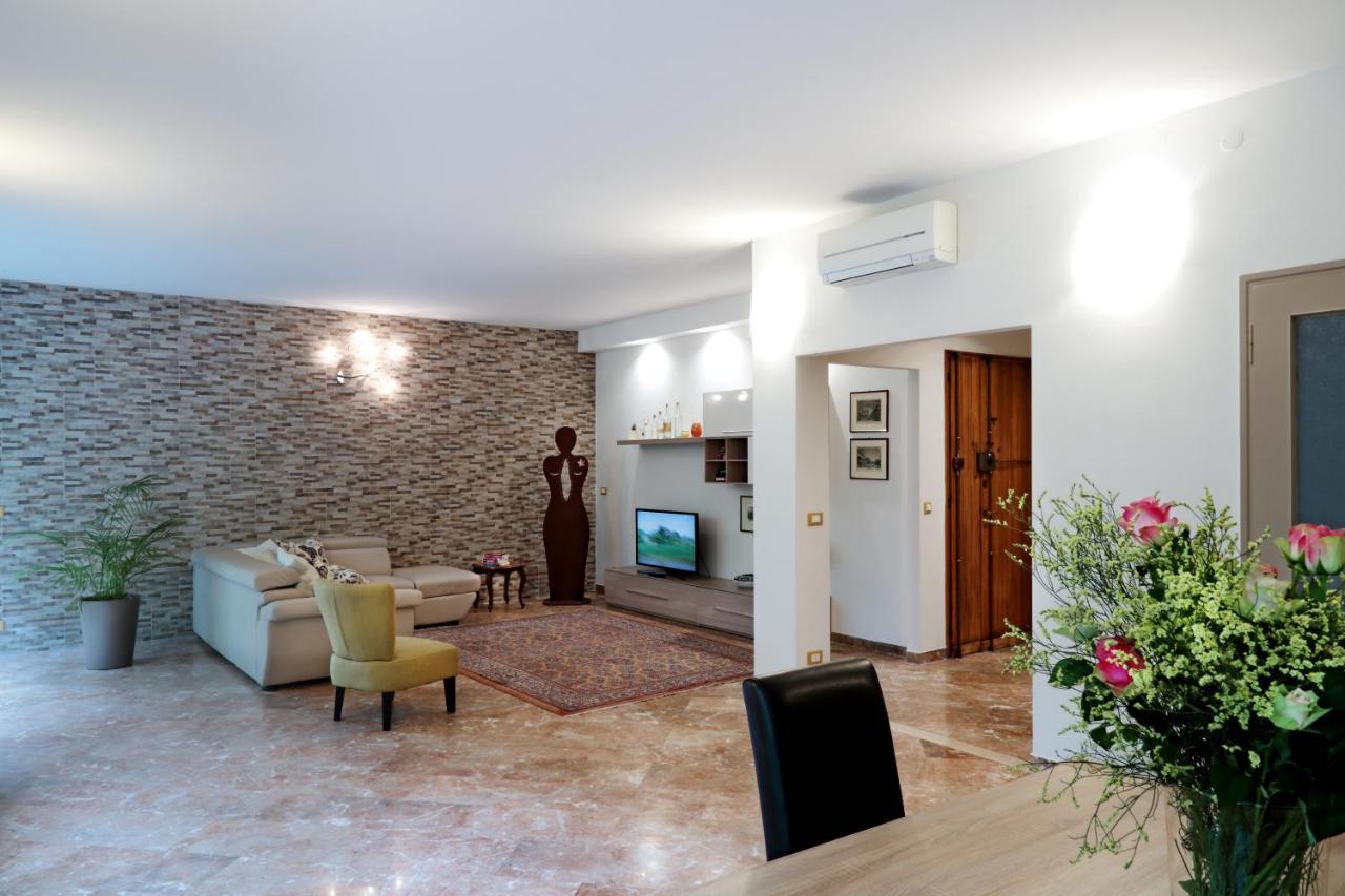Appartamento Spazioso Con 3 E 2 Bagni, Super Centrale! *